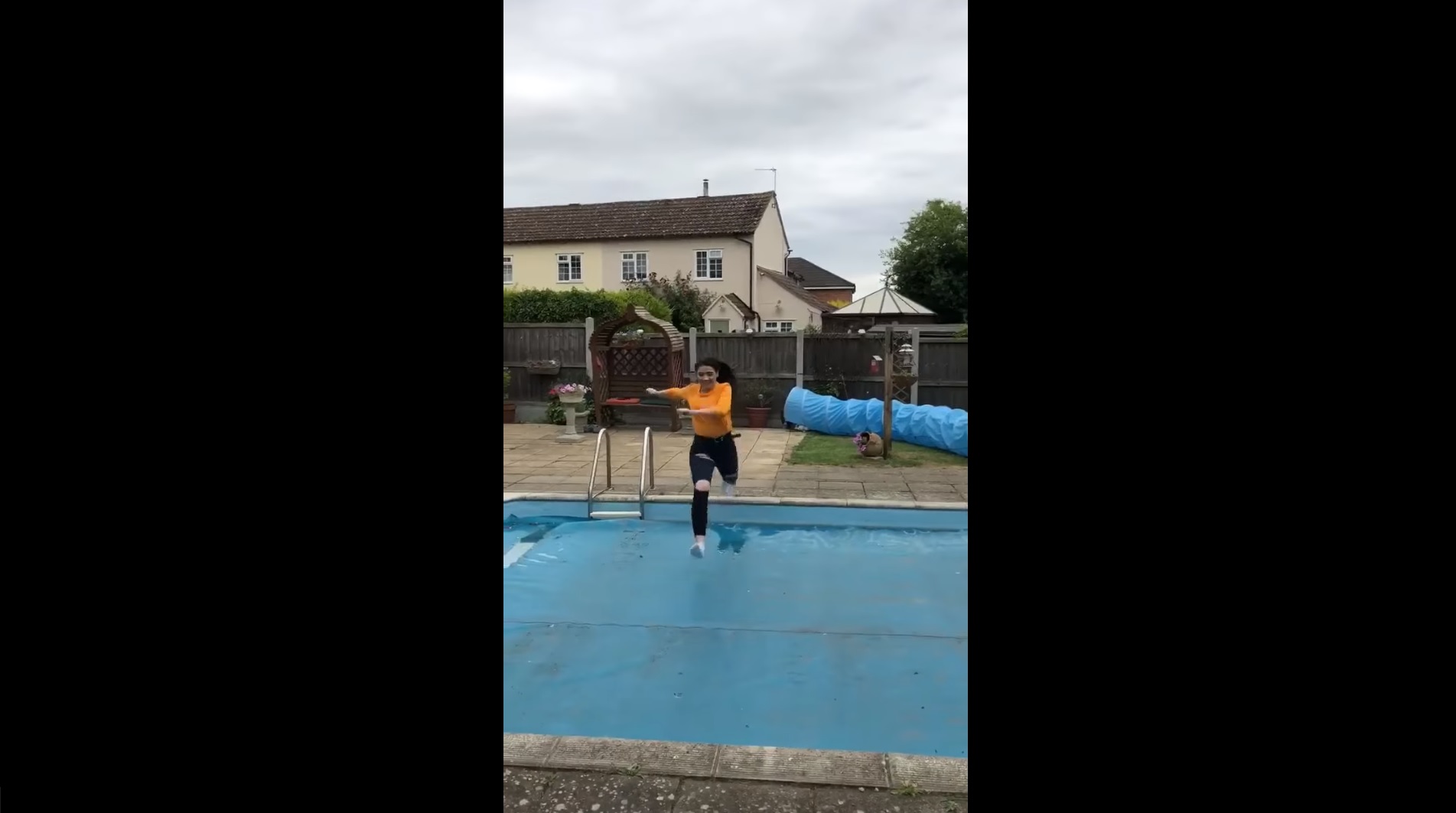 Une adolescente tente de traverser une piscine... et c'est le drame !