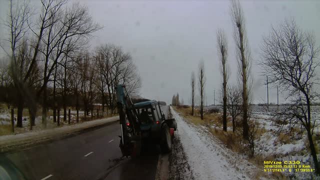 Un tracteur provoque un accident impressionnant sans le vouloir !