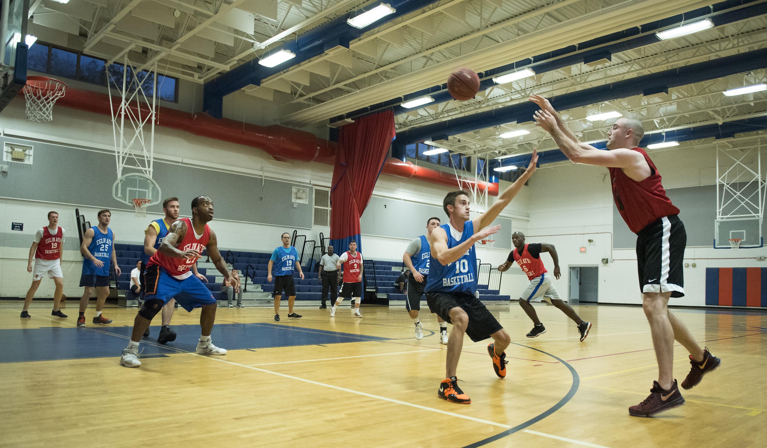 Un joueur de basket sauve son équipe à la dernière seconde !