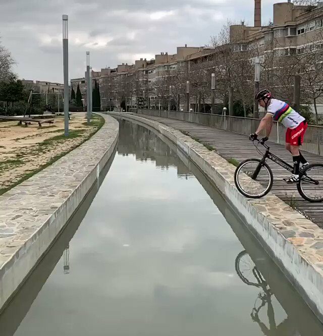 Ce cycliste fait un saut qui semble impossible !