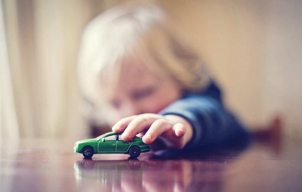 Ce petit garçon est un pro du créneau !