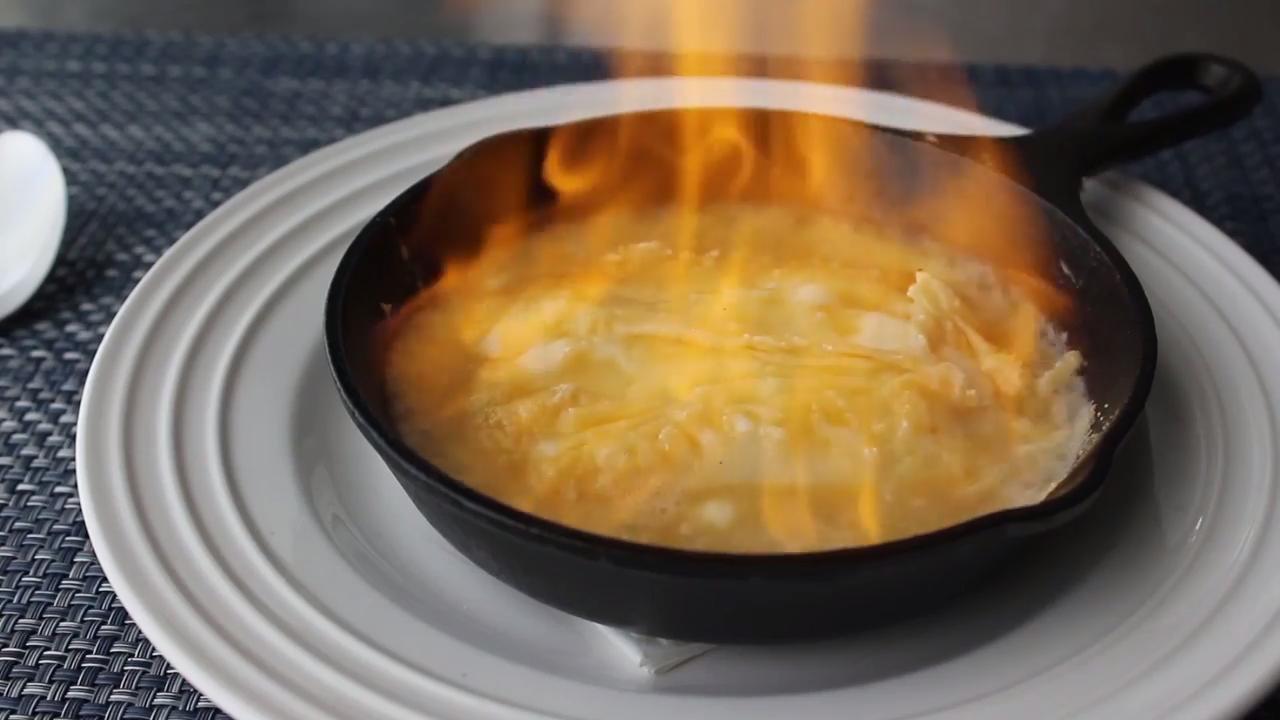 Des serveurs flambent des saganákis dans un restaurant... et c'est le drame !