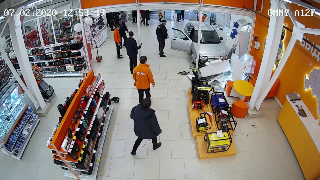 Incontrôlable, une voiture ravage un magasin !