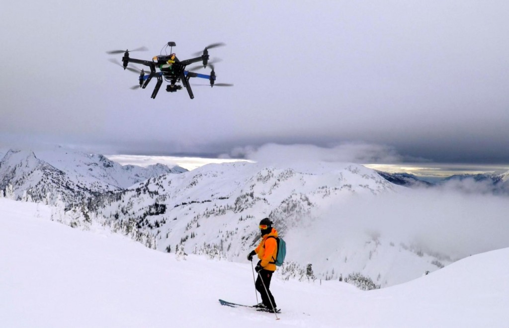 Ce skieur échappe de peu à une attaque de... drone !