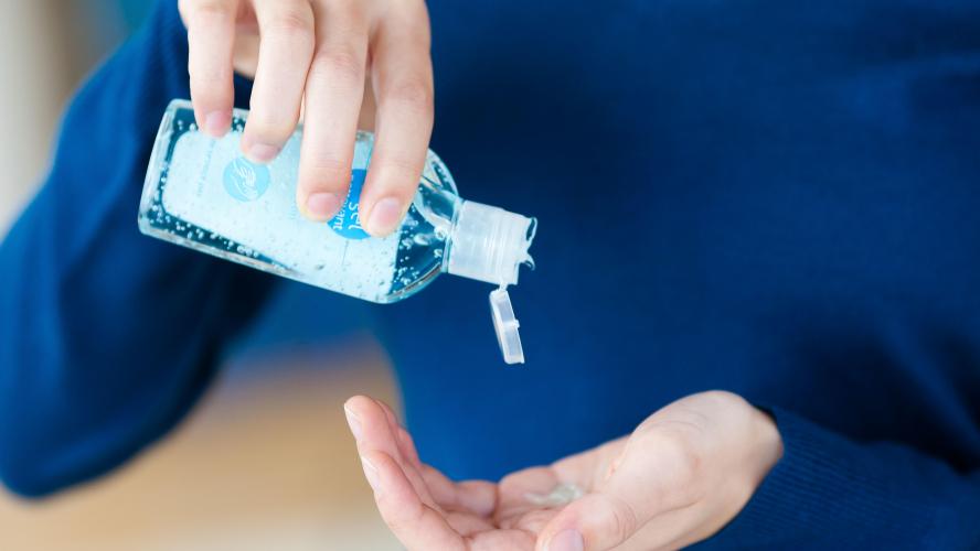 Gel désinfectant : L’incroyable astuce pour lutter contre la pénurie