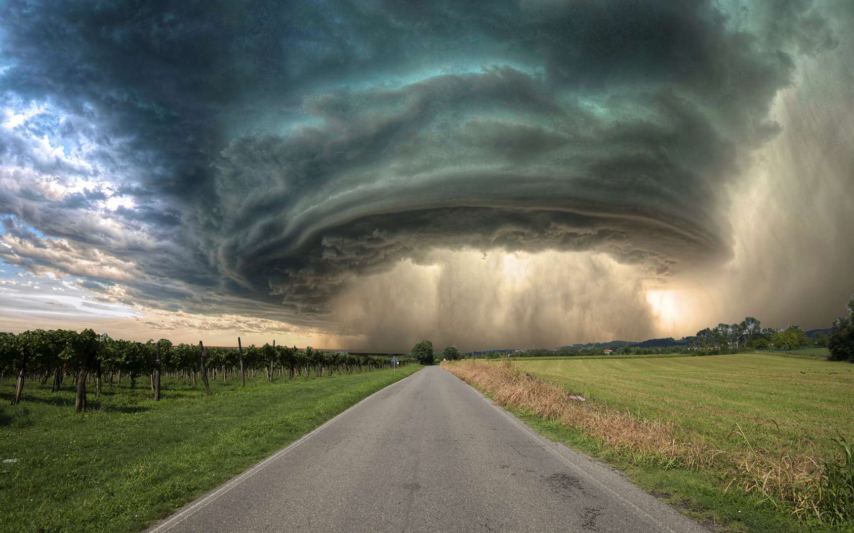 Un présentateur météo surpris par une violente tornade en plein direct