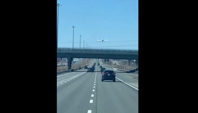 Canada : Il pose son avion sur une autoroute