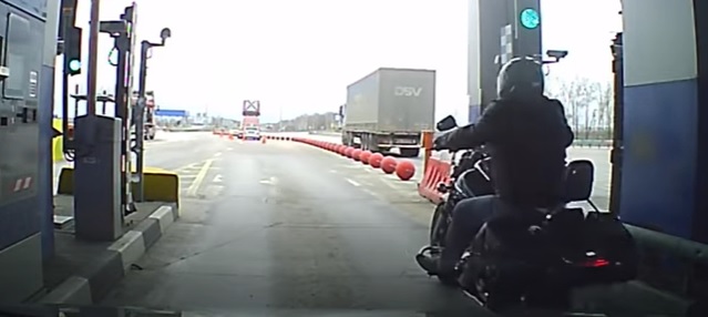 Russie : L'incroyable technique de ce motard pour ne pas payer de péage...