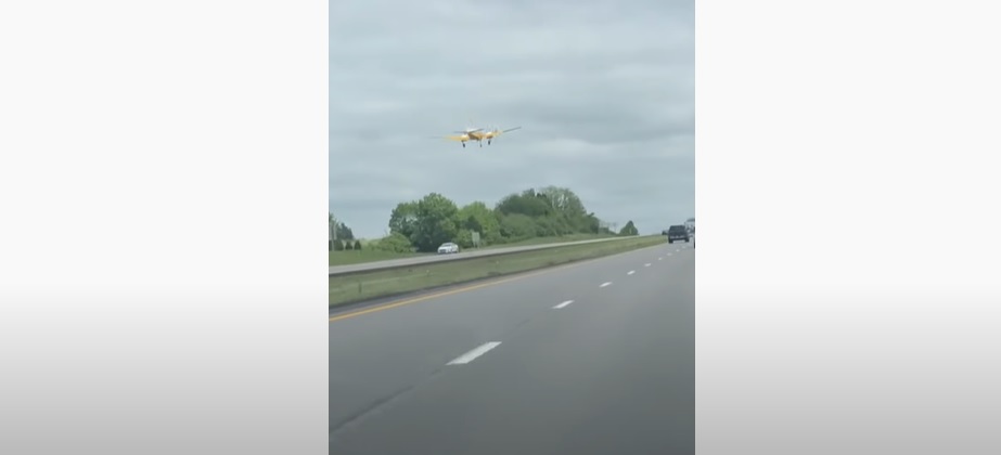 Ce petit avion se pose en urgence... sur l'autoroute !