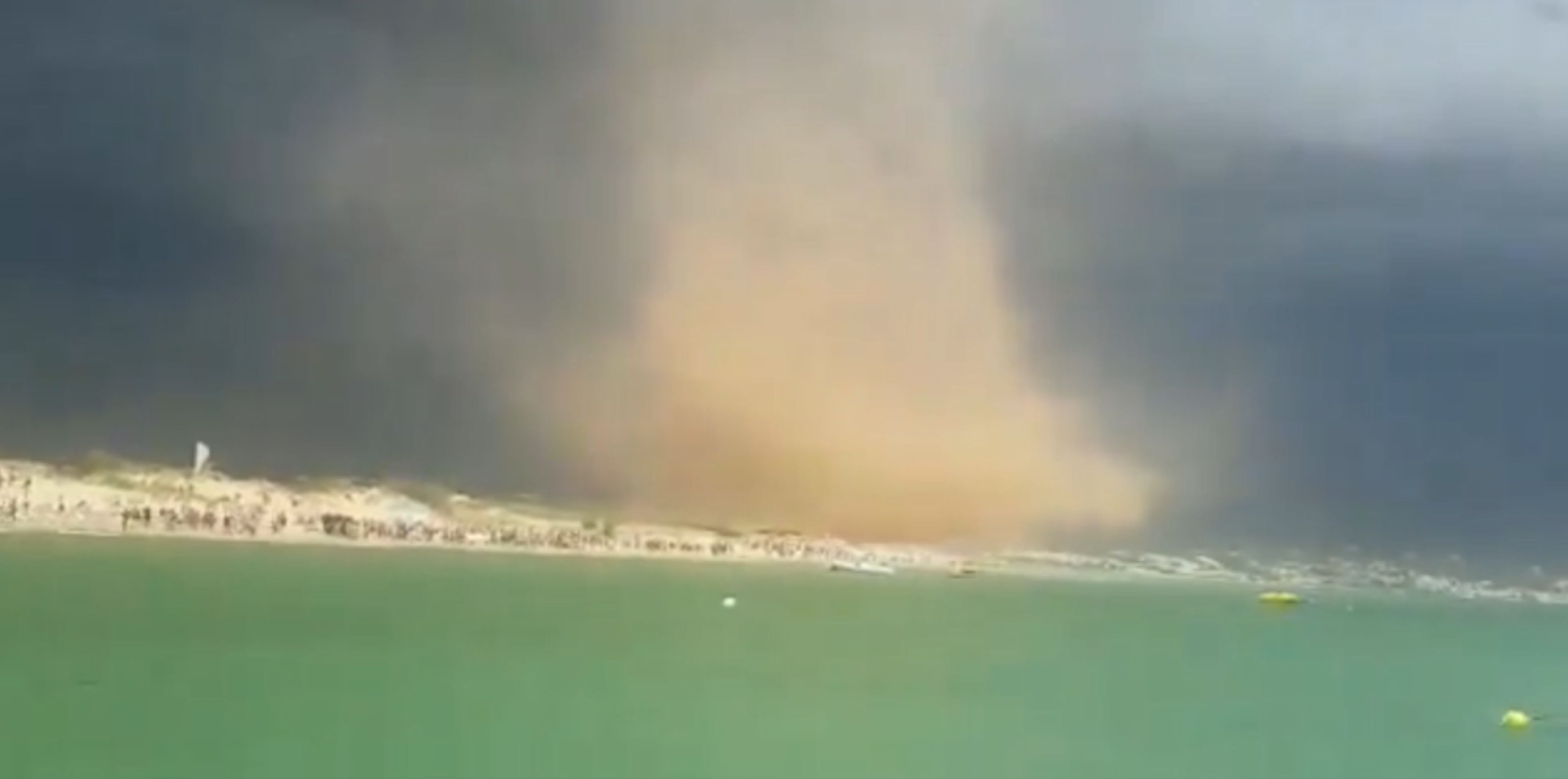 Une tornade surprend les vacanciers sur une plage d'Italie