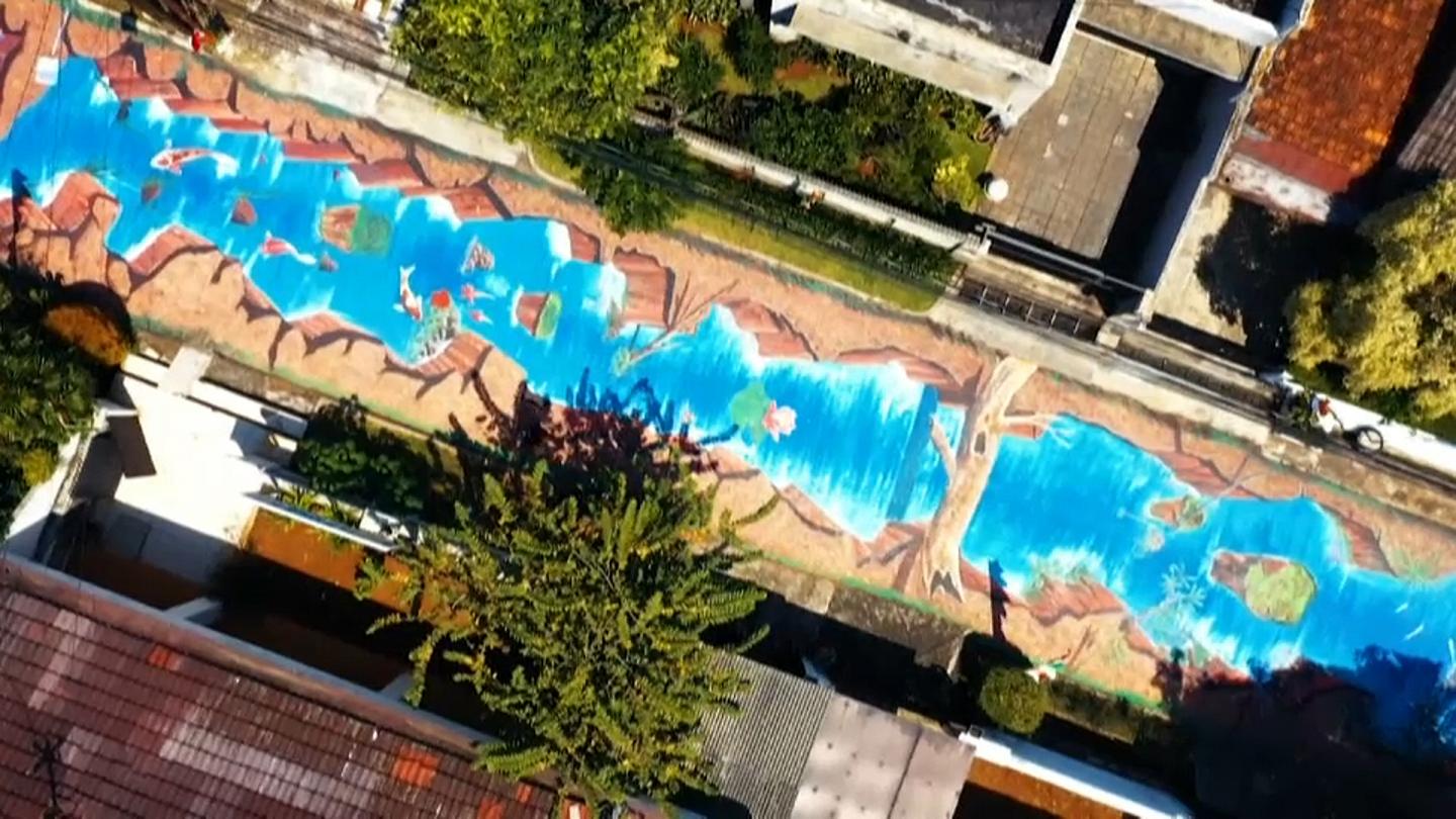 Indonésie : Cette impressionnante fresque de 300m de long représente une rivière en 3D