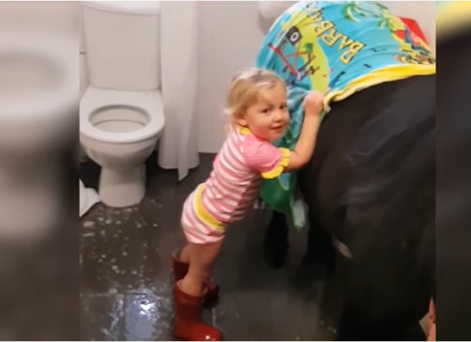 Quand une fillette de 3 ans lave son poney... dans la salle de bains !