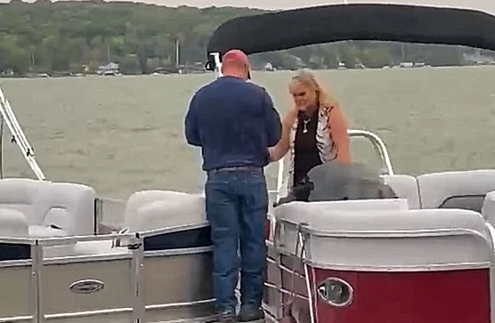 Une demande en mariage... qui tombe à l'eau !