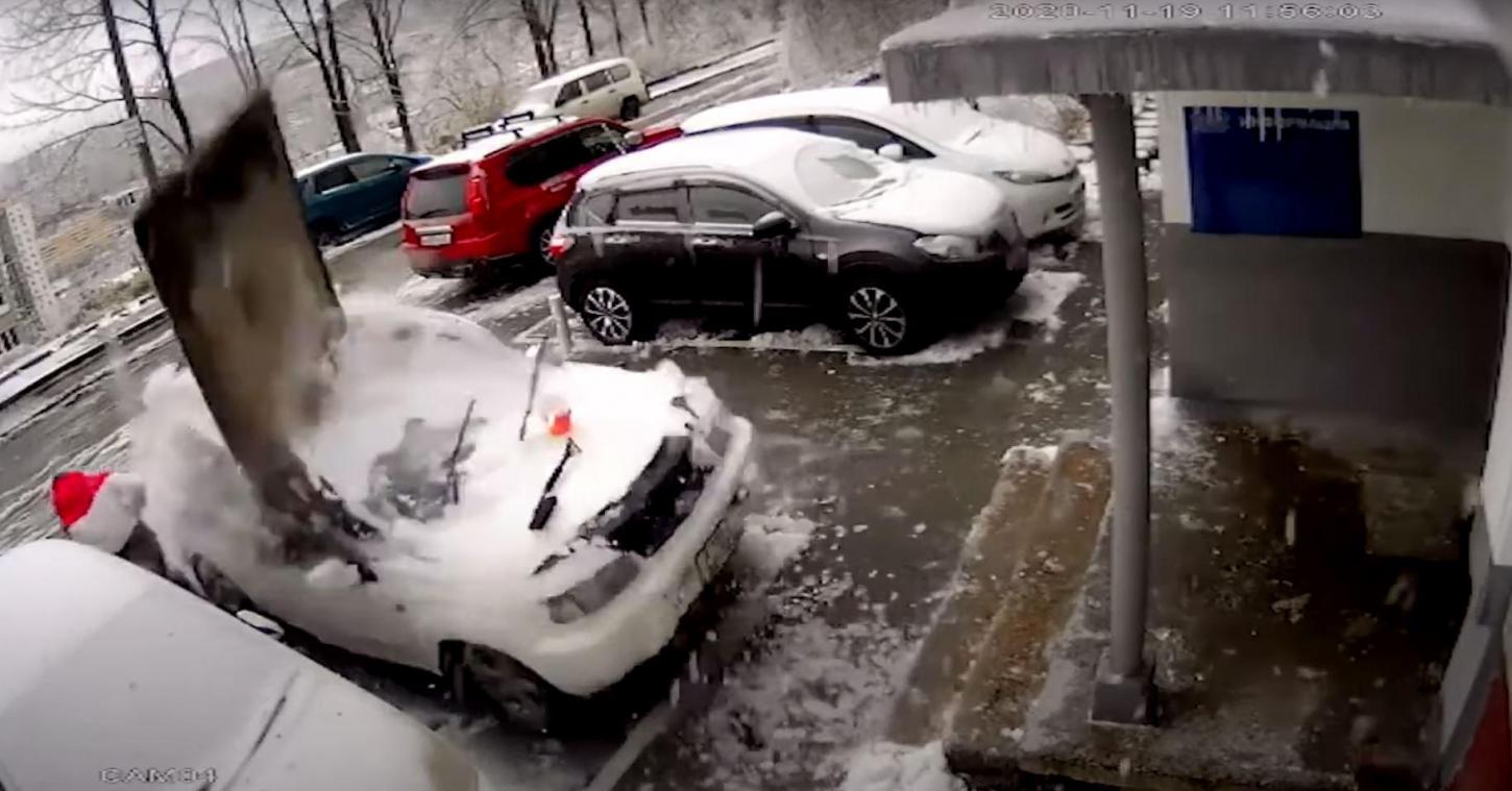 Il déneige sa voiture et frôle la mort de très près !