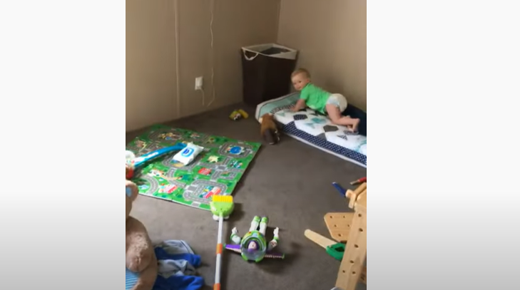 L'hilarante réaction de ce petit garçon quand il entend que sa maman s'approche de sa chambre !