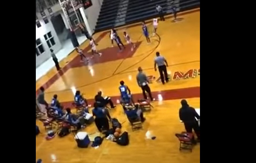 Basket-Ball : Ce joueur réalise un dunk... et c'est la catastrophe !