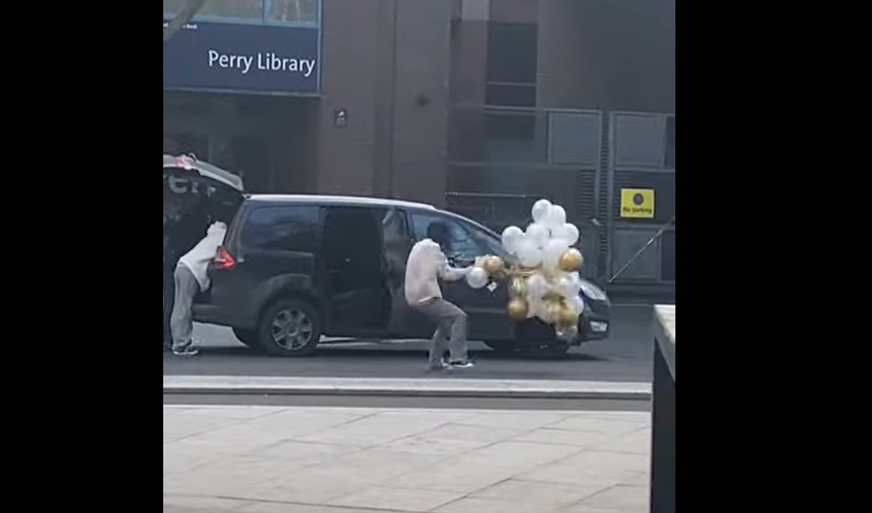 Cette femme a bien failli s'envoler avec ses ballons !