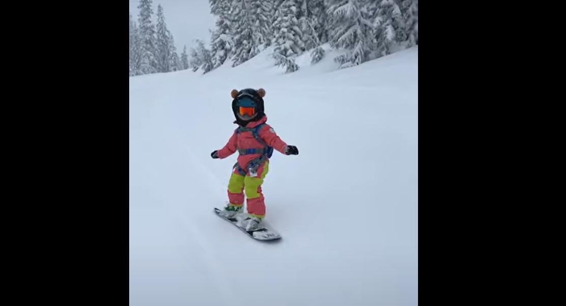 Impressionnant ! Du haut de ses 3 ans, cette petite fille est déjà une pro du snowboard !