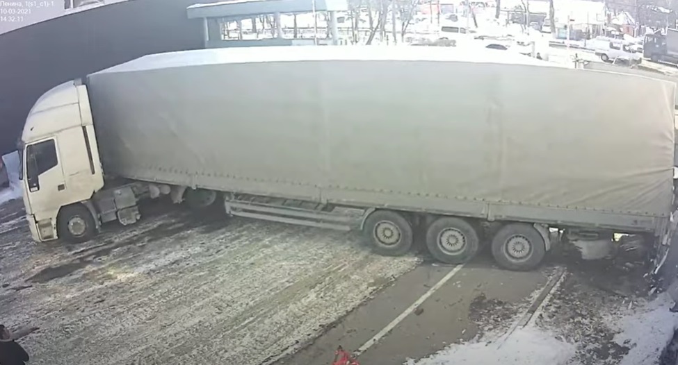 Un chauffeur routier perd le contrôle de son camion... Le pire évité de justesse