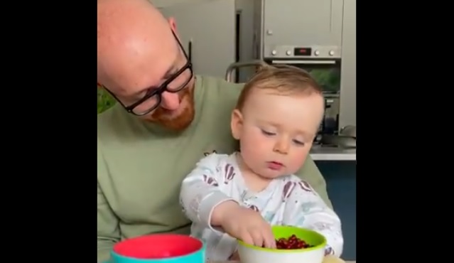 Ce petit garçon dit &quot;maman&quot; pour la première fois... et c'est effrayant !