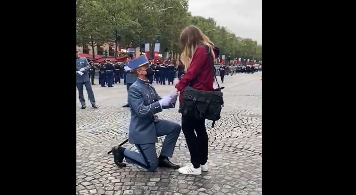 14 juillet : Un militaire demande la main de sa chérie en plein défilé !