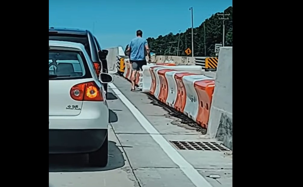 Lassé d'être coincé dans un embouteillage, cet automobiliste prend une décision radicale !