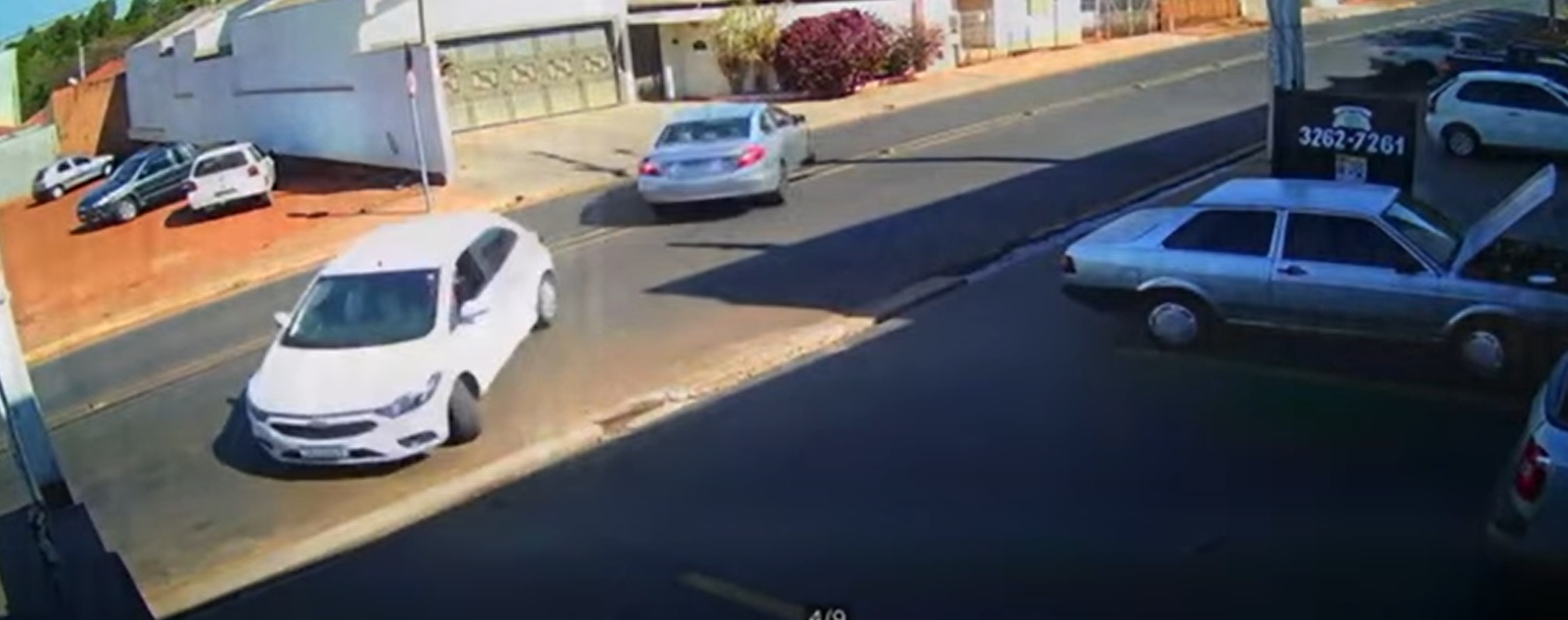 Oups  ! Quand deux voitures quittent leur place de parking en même temps !