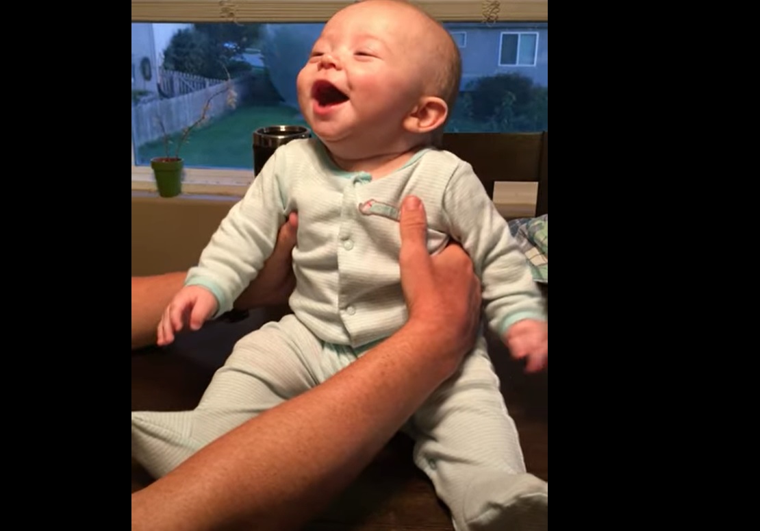 Ce bébé a son premier fou rire... et c'est juste trop mignon !