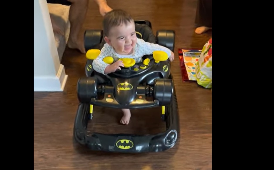 Ce bébé adore son nouveau trotteur... et ne cache pas sa joie !