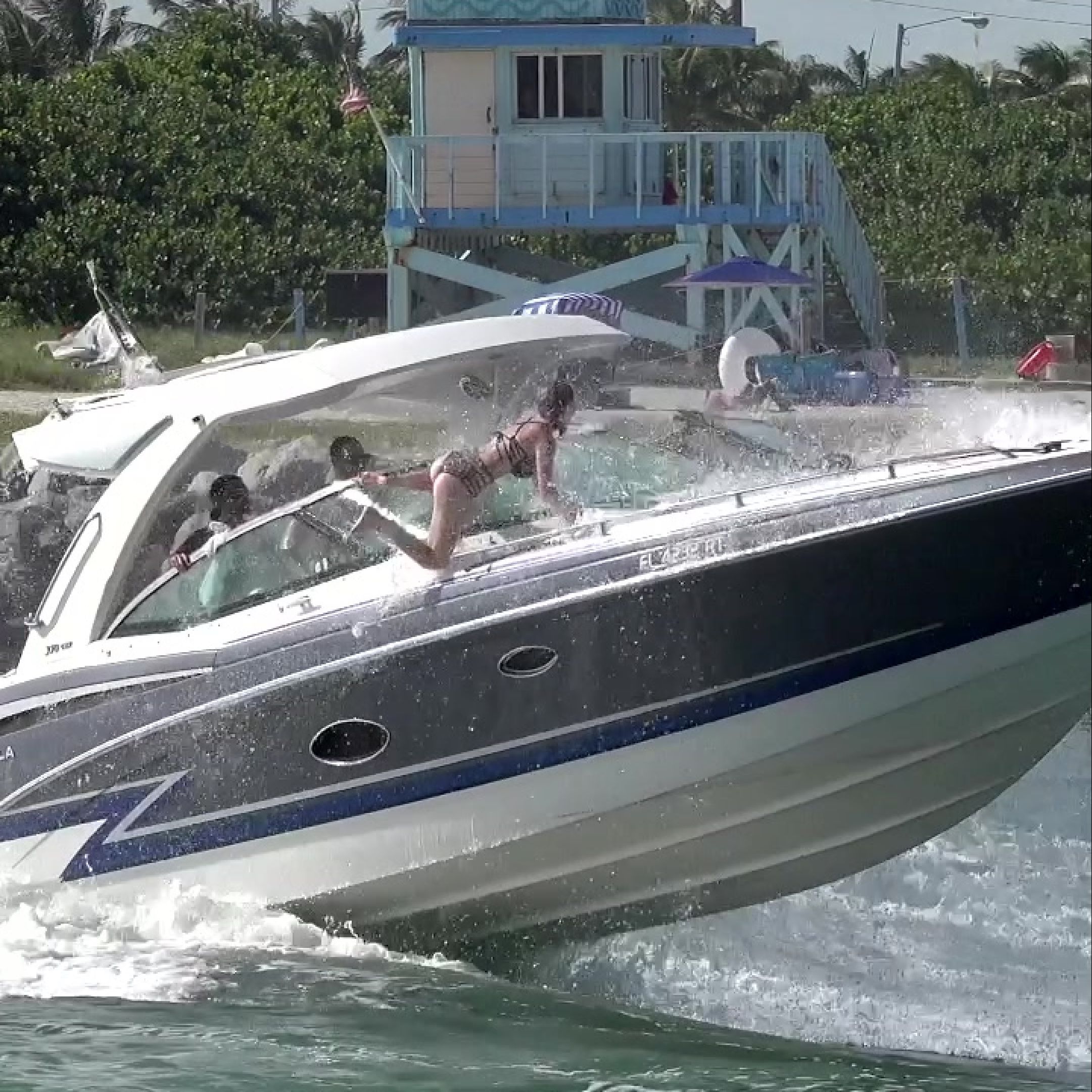 Incroyables ! De violentes vagues la font éjecter du bateau