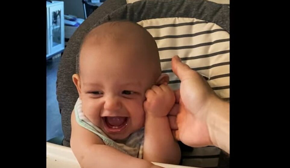 Adorable ! Le rire de ce petit bébé va vous faire craquer !