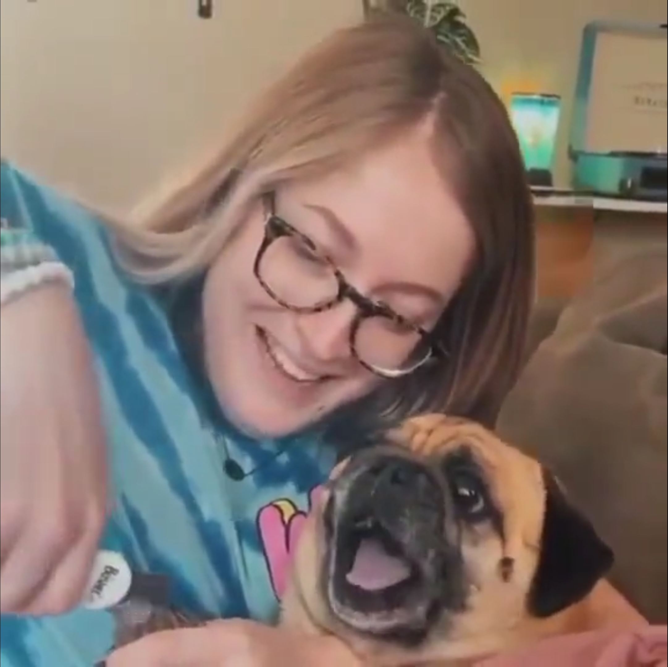 Effrayé à l'idée de se faire couper les ongles, ce chien pousse un hurlement incroyable