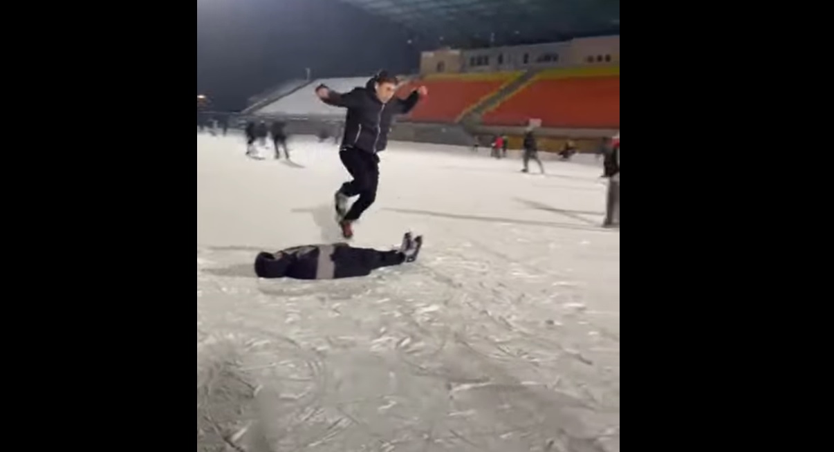 Cet homme veut faire le show à la patinoire mais...