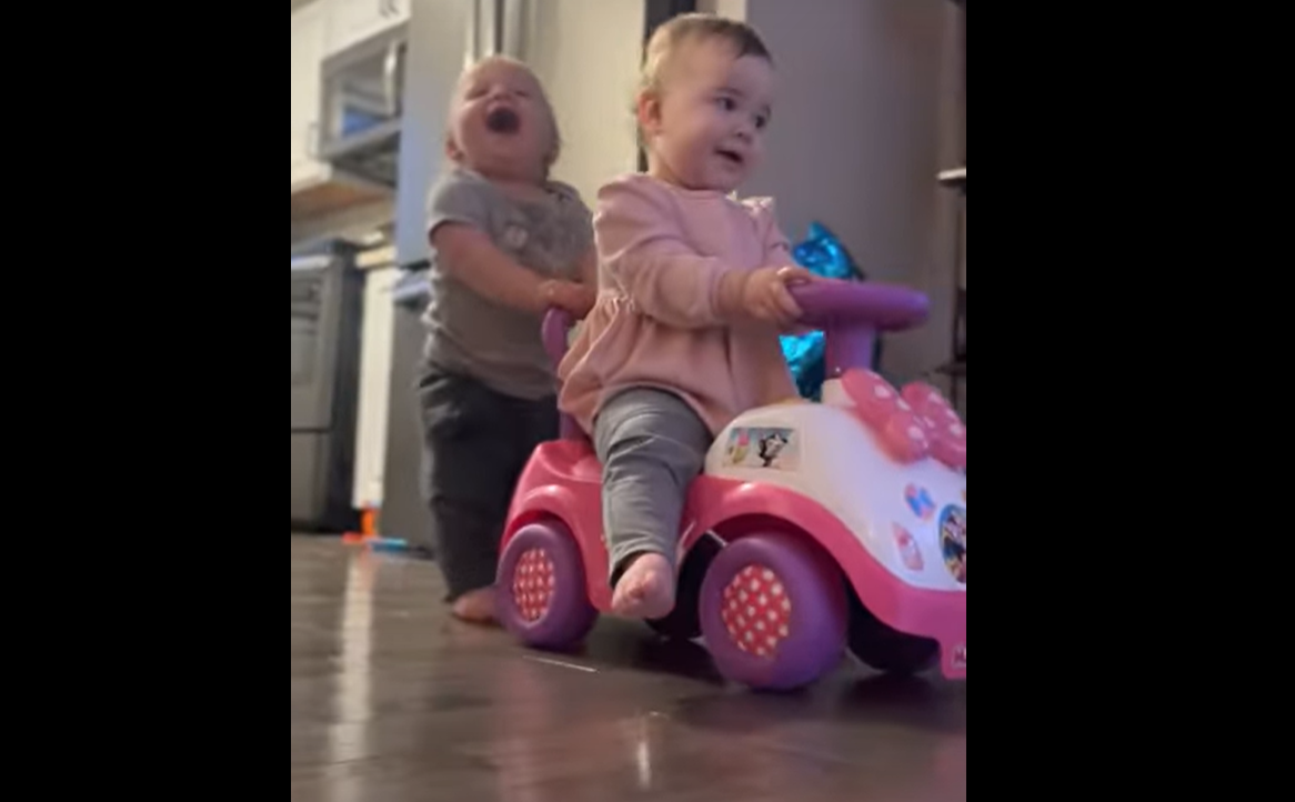 Le fou rire de ce bébé qui s'amuse avec sa jumelle va vous faire craquer !