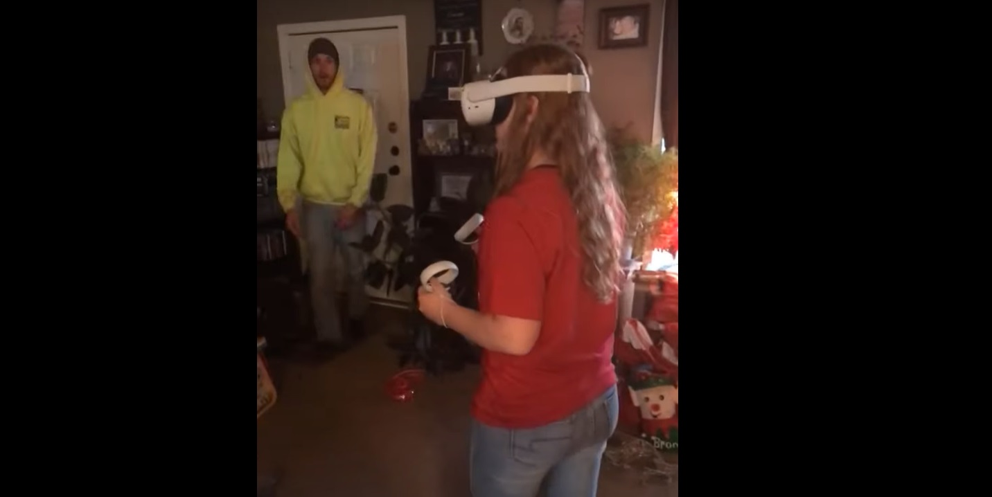 Elle joue à un jeu de réalité virtuelle... et c'est l'accident !