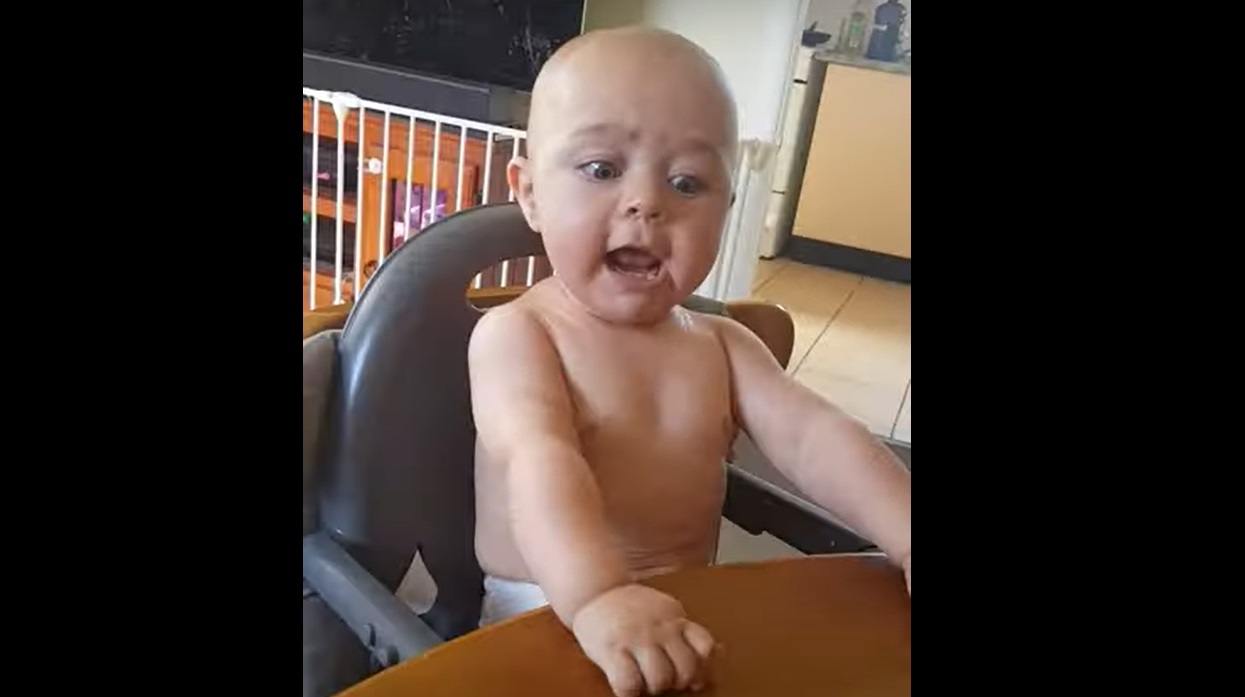 Ce bébé imite sa grande soeur... et c'est juste hilarant !