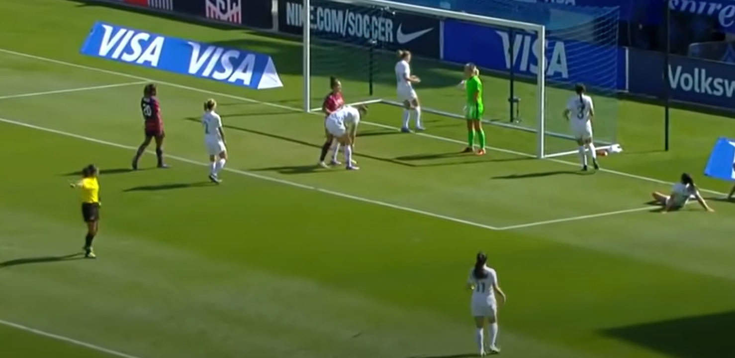 Cette footballeuse enchaîne... les buts contre son camp !