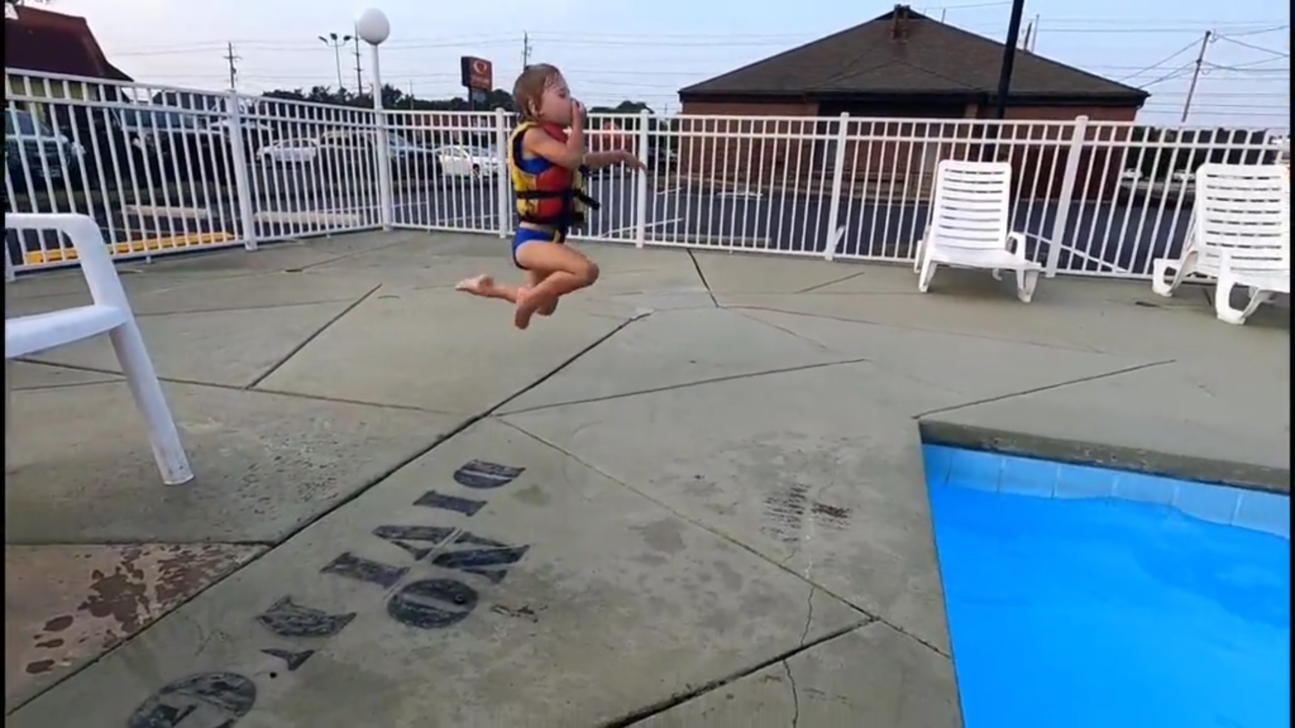 Elle souhaite plonger dans la piscine mais ne calcule pas bien la distance