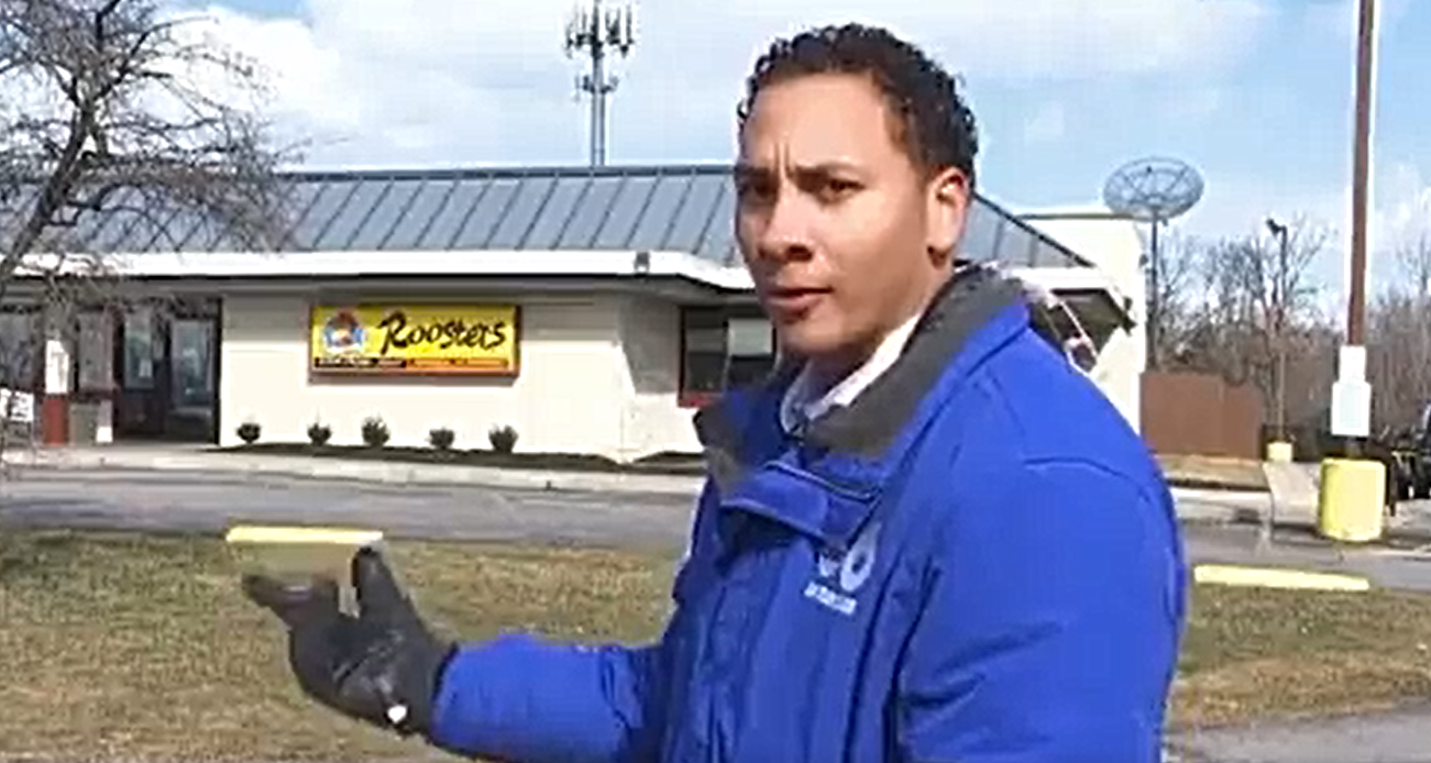 Un journaliste interrompu en plein tournage par sa mère... et c'est très drôle !