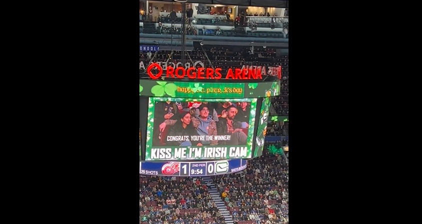 Gros malaise lors d'une kiss cam : une femme embrasse un homme... qui n'est pas son compagnon