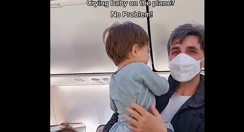 L'incroyable geste des passagers de cet avion pour calmer un enfant en pleurs