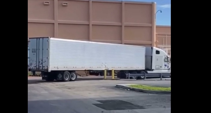 Ce chauffeur de camion refuse de manoeuvrer... mais il va très vite le regretter !