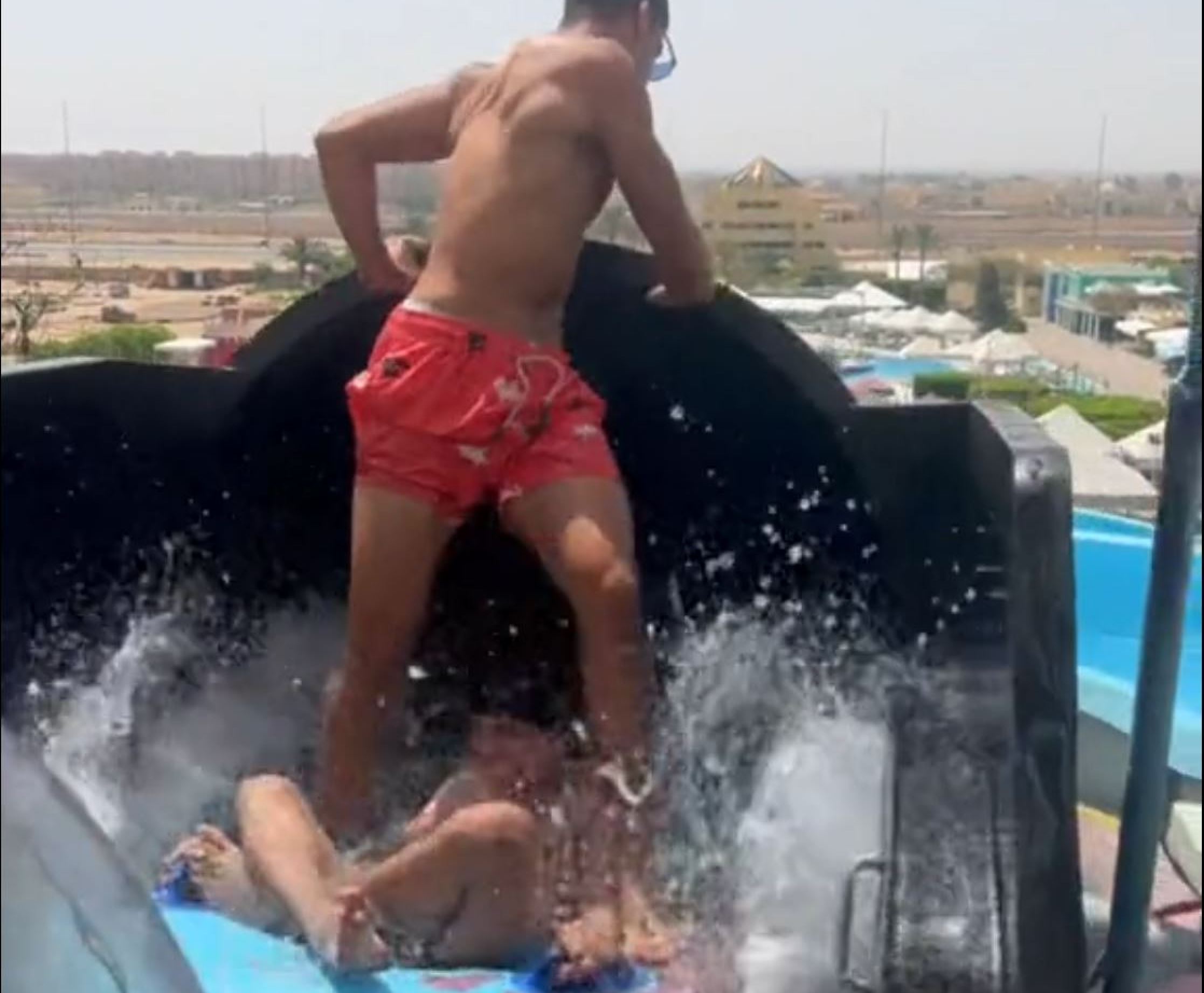 Cet homme sait comme faire redoubler les sensations d’un toboggan aquatique