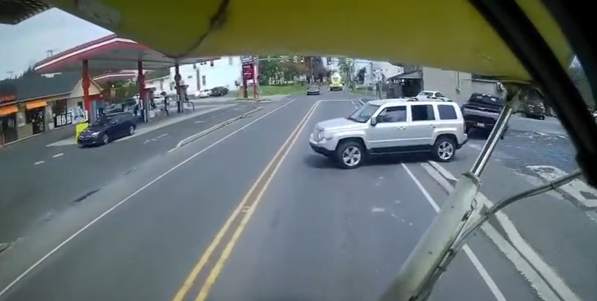 Il sort d'un parking sans regarder ! Il évite l'accident mais...