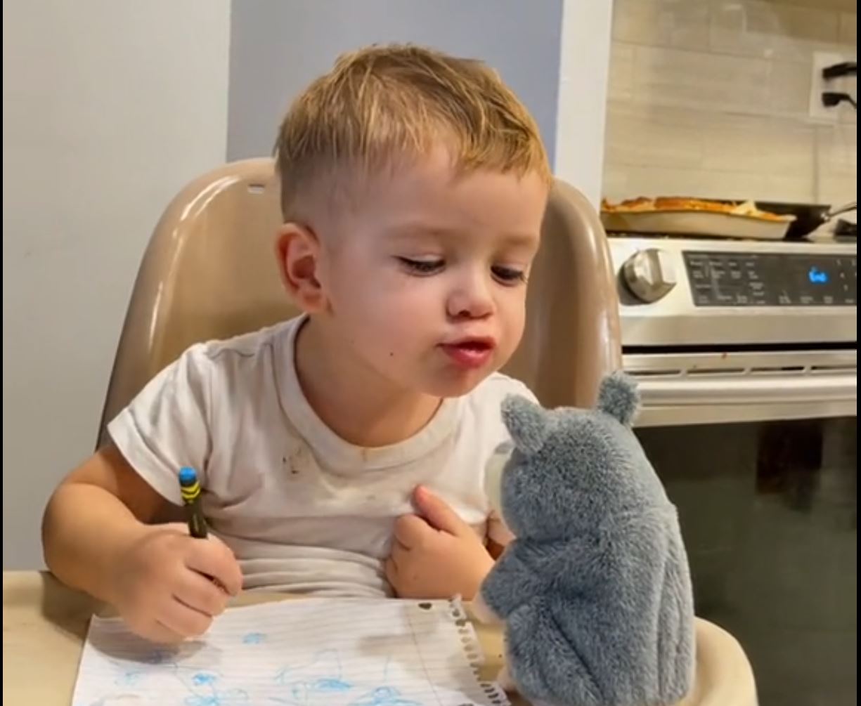 La folle réaction de cet enfant face à cette peluche qui répète tout