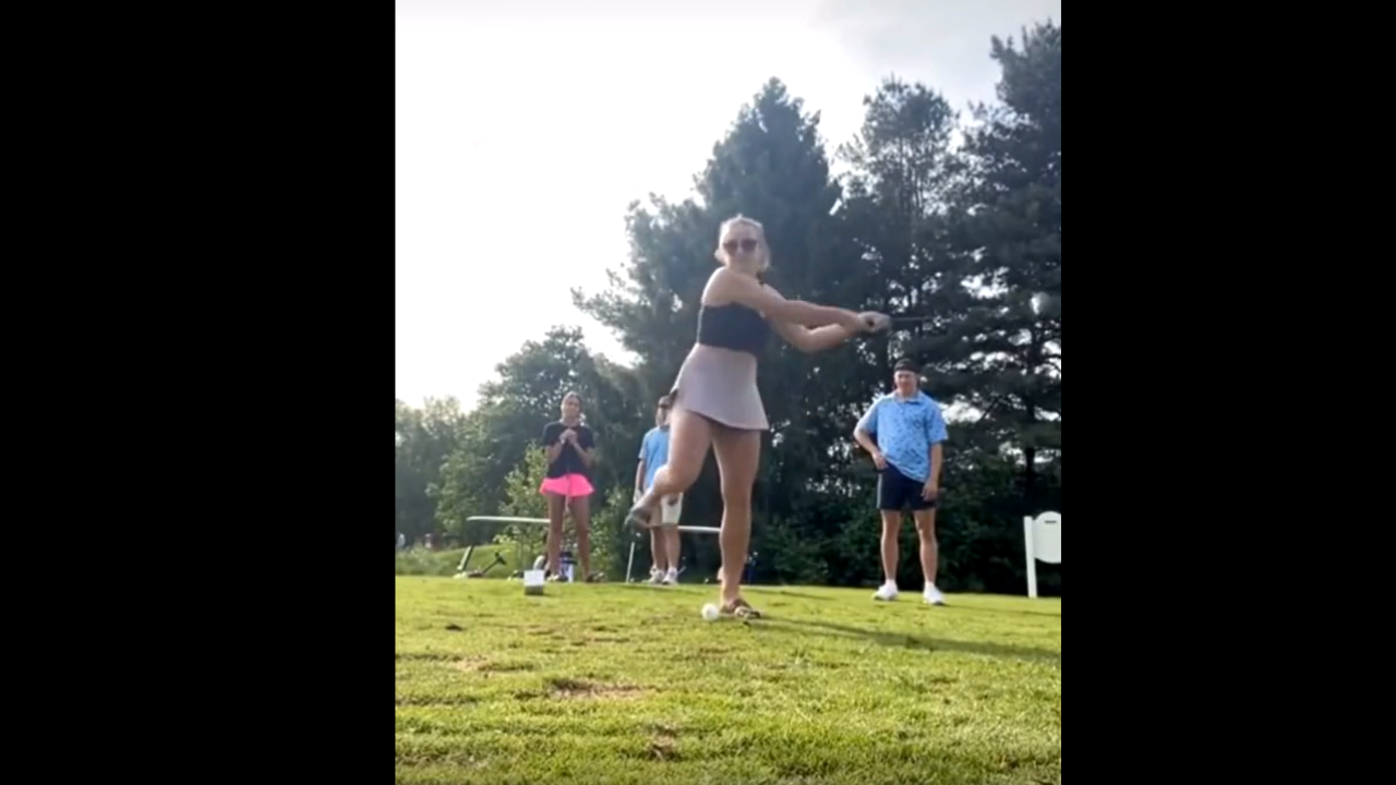 Cette jeune fille qui joue au golf ne semble pas maîtriser sa force !