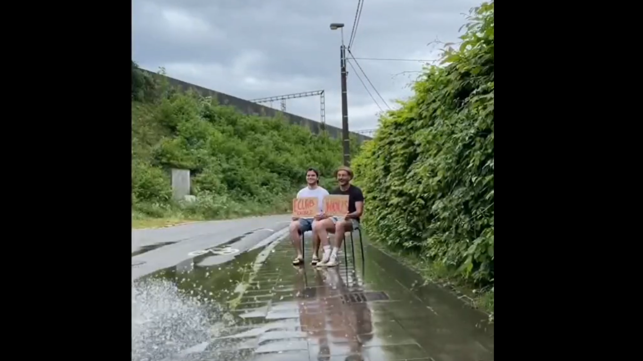 Ils demandent aux voitures qui passent de les éclabousser et ils sont mort de rire !