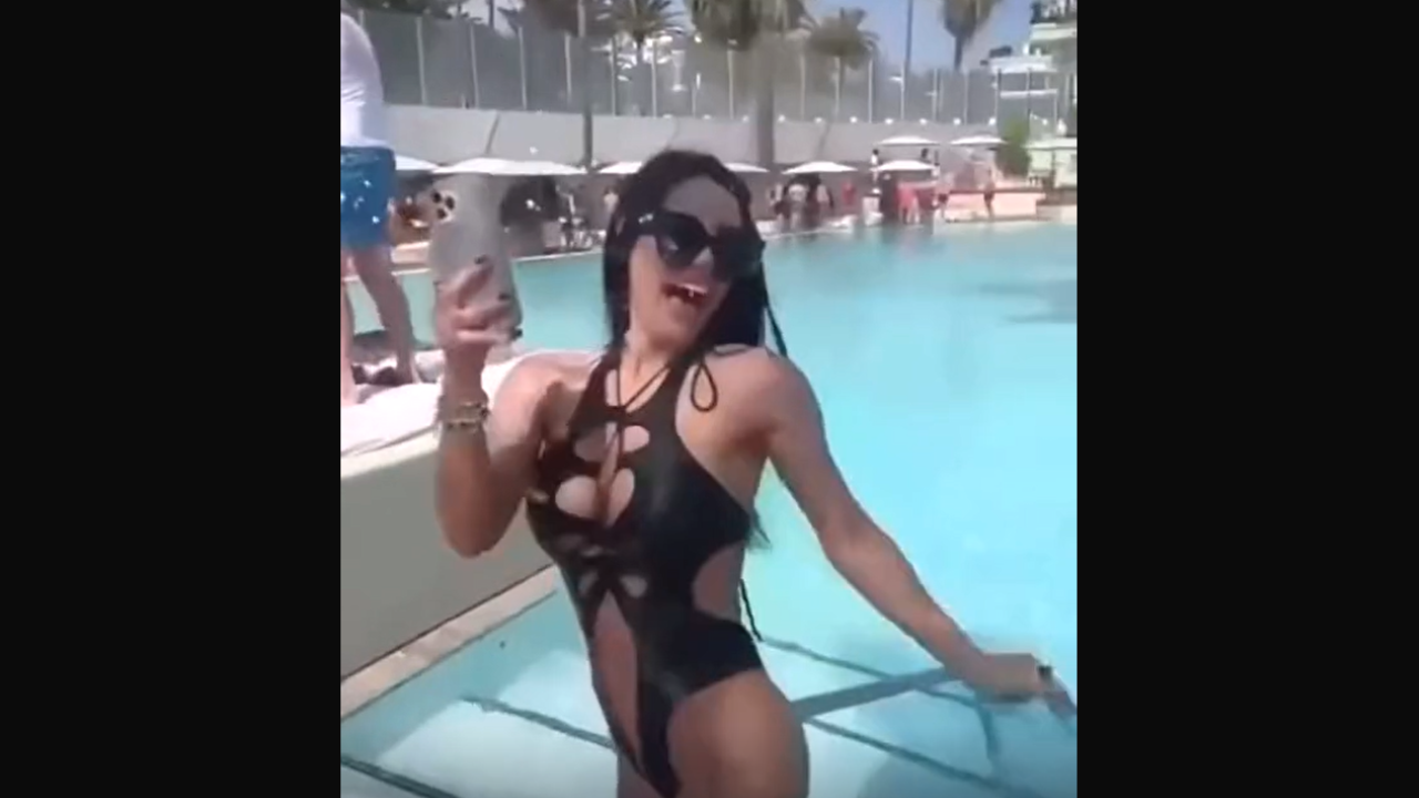 Cette jeune femme fait une chute improbable lors d'une pool party !