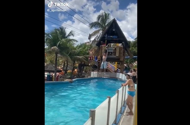 Il teste la tyrolienne dans un parc aquatique mais...