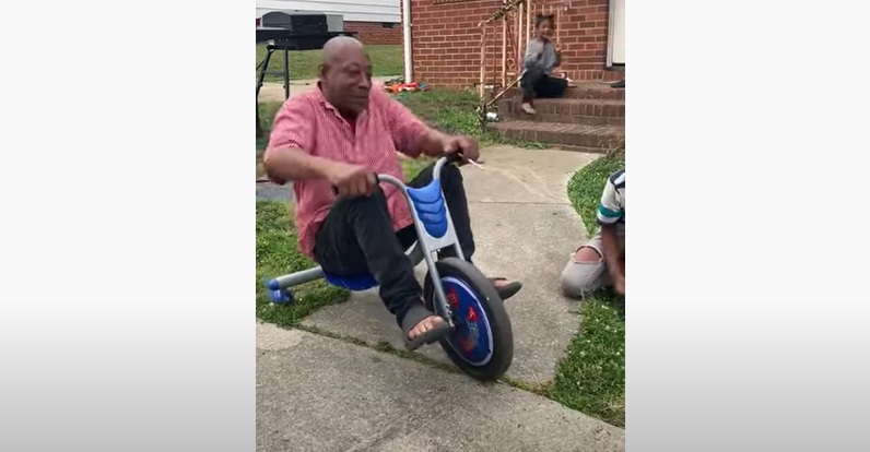 Ce grand-père veut faire le show avec le tricycle de son petit-fils... il va vite le regretter !